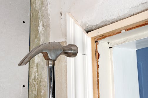 Peitelistojen kiinnittäminen Oven peitelistan kiinnittäminen